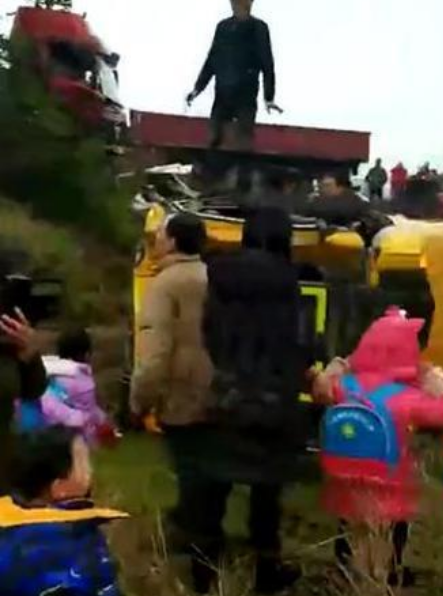 湖南校车被撞侧翻 致1人死亡16人受伤