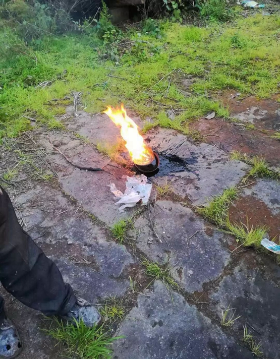 自家院子打井 钻出黑色可点燃液体 疑似石油?