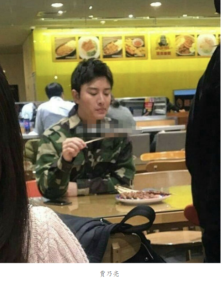 曝贾乃亮独自买醉吃烧烤 表情都快哭了!