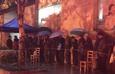 发行量同比减少两千万套 市民排队抢购狗票