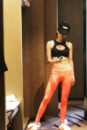 王子文自拍晒腹肌 健康活力充满运动美