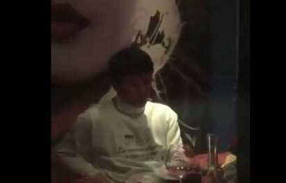 曝贾乃亮独自买醉吃烧烤 表情都快哭了!