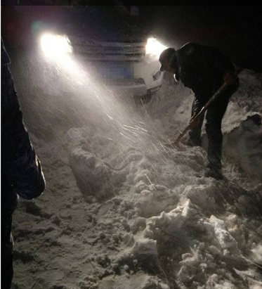 情侣被困四川雪山 民警徒手刨雪将其救出