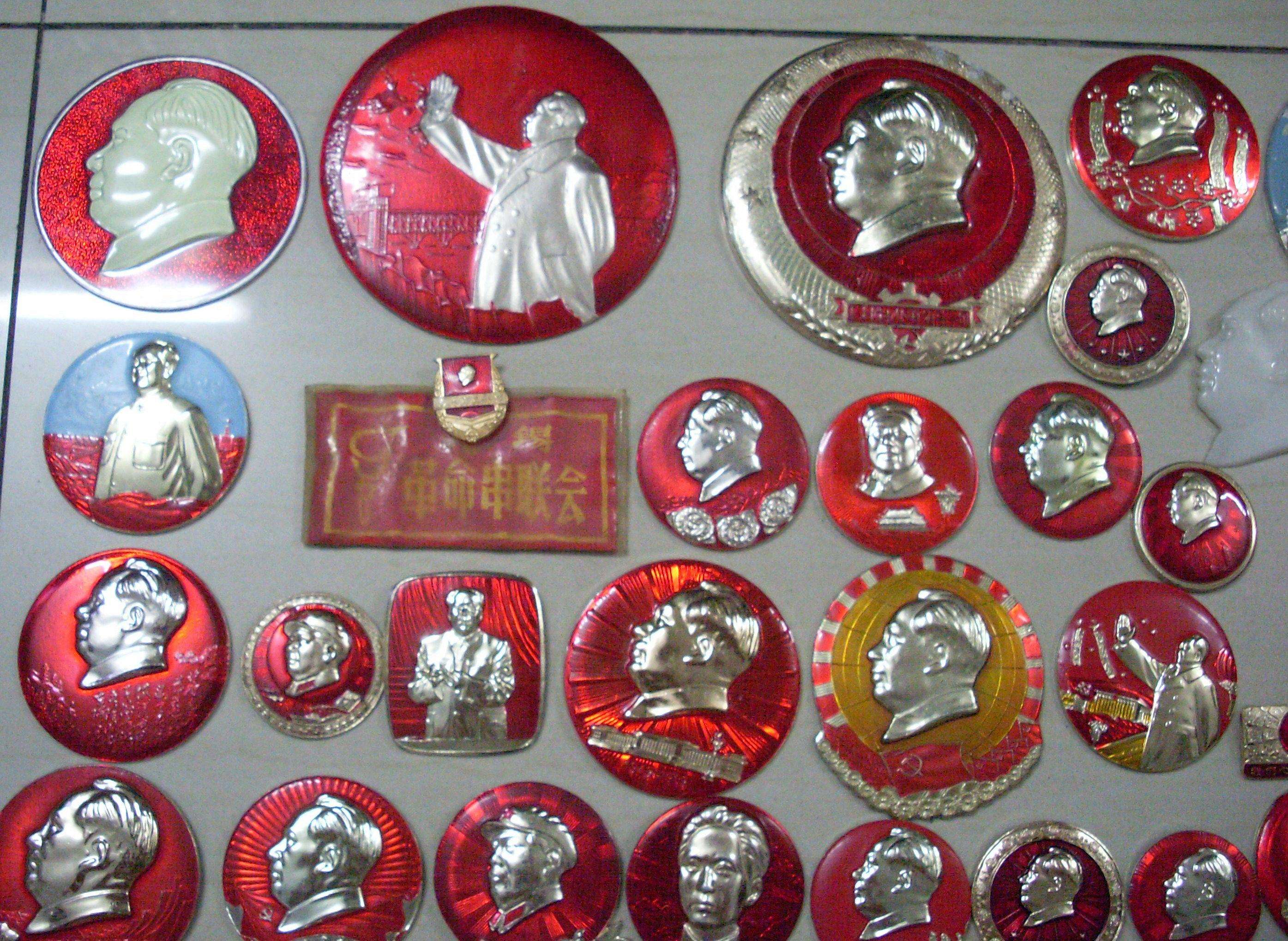 民间红色收藏家藏品印刻着时代烙印 梦想建立红色文化收藏馆