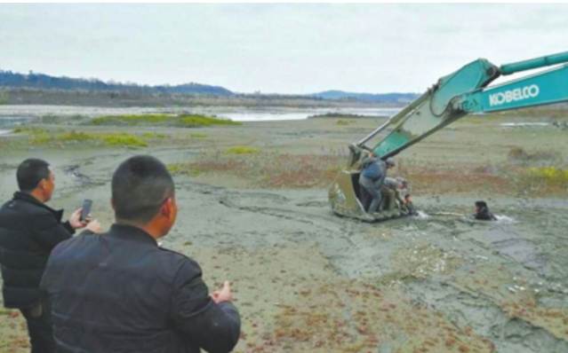 3小孩陷入淤泥地 幸得挖掘机“解围”