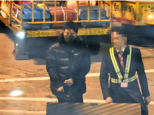 贾乃亮发文首露面! 面对媒体追问全程低头不语