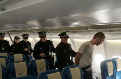 外籍旅客航班闹事 随地小便扰乱客舱秩序