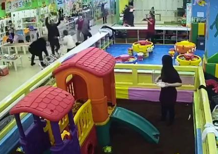 因玩具发生争执 三男铁凳砸打母子