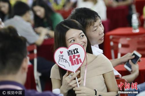 资料图:2017年9月24日,广东东莞,第22届粤港万人相亲会在东莞举行,来自粤港地区数千名单身男女慕名前来,为脱单而战。 图片来源:视觉中国 晚婚族越发庞大 如何看待“男大当婚女大当嫁”?