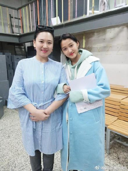 关晓彤姐姐画风差别巨大 一头短发特别的帅气