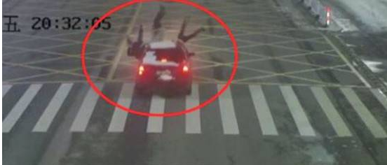 开车擦窗撞飞3人 惊险一幕被监控拍到!