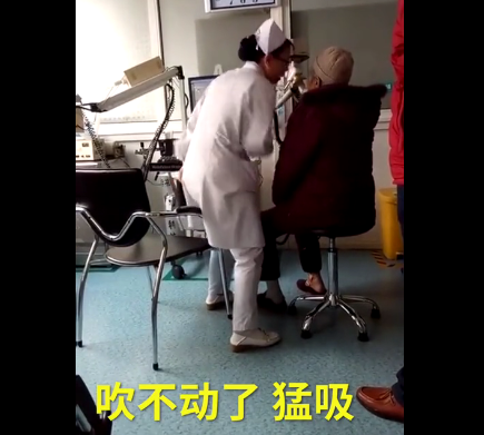 护士检查动作夸张像小丑? 背后原因让人动容