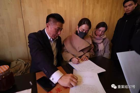 ▲在律师陪同下,马苏在起诉书上签名。由于不满黄奕前夫黄毅清的微博言论,马苏起诉黄毅清刑事诽谤罪,诽谤案件属于刑事自诉案件,当事人可以提起自诉并要提交相关证据。 新京报记者 王飞 摄