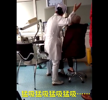 护士检查动作夸张像小丑? 背后原因让人动容