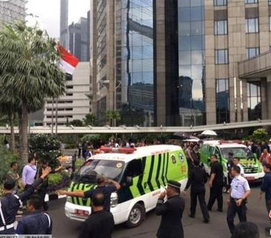 印尼大楼发生坍塌 数十名伤者被用担架抬出