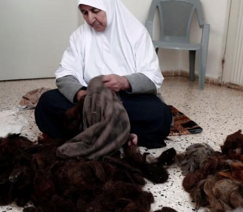 老妪用头发填枕芯 迄今已填满3个大枕头