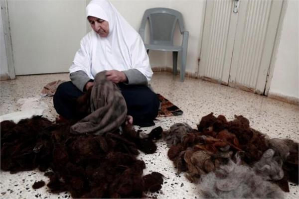 老妪用头发填枕芯:已填满3个大枕头 放在家里当装饰