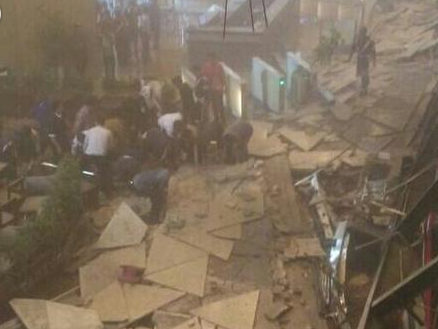 印尼大楼发生坍塌 数十名伤者被用担架抬出