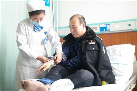 民警徒手接人断腿 曾多次多管闲事身陷危机