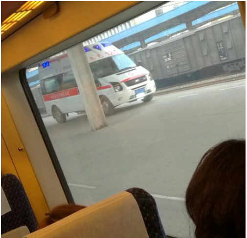 动车突然停车等人 灵活变通只为真正需要的人