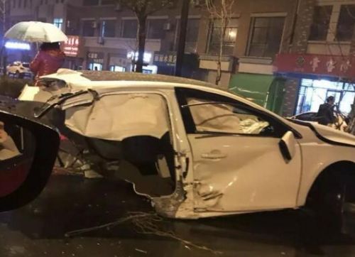 沃尔沃被奥迪撞成两截 沃尔沃不该背锅