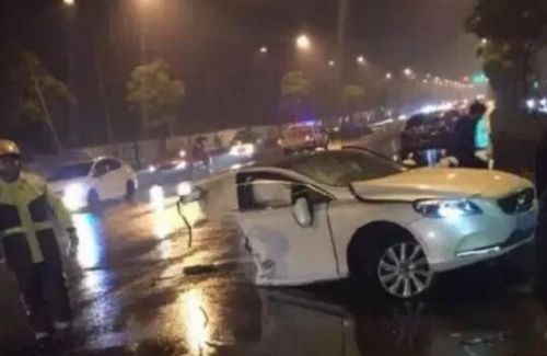 沃尔沃被奥迪撞成两截 沃尔沃不该背锅