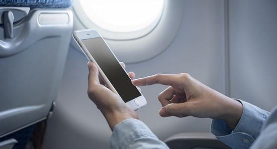从今天起，坐飞机可以玩手机啦！手机不关机，真的安全么？