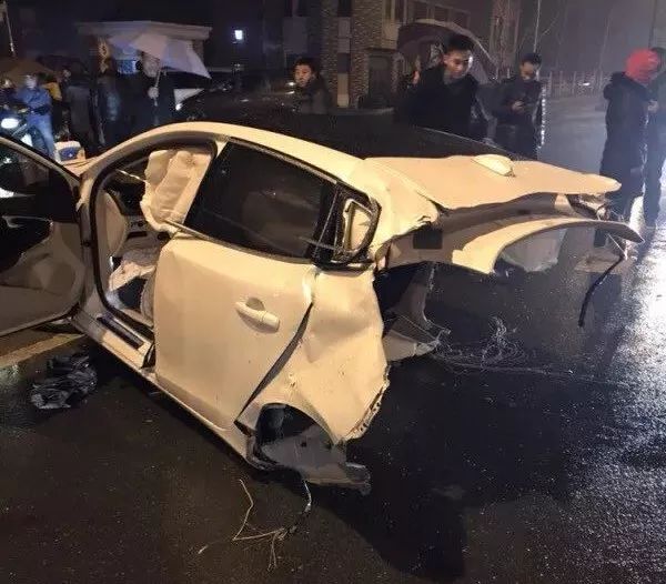 沃尔沃被奥迪撞成两截 沃尔沃不该背锅