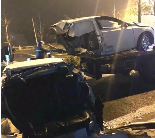 沃尔沃与奥迪相撞  "最安全汽车"惨遭截腰!