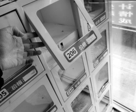 警察制服板砖男 多家成人用品店被砸盗