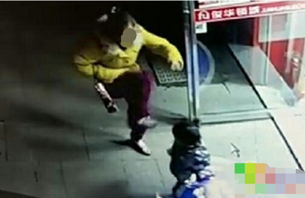 令人发指!女童遭陌生女猛踹 面部及后脑勺受伤红肿