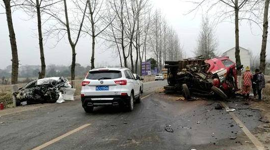 抢劫司机撞车身亡 因车速过快操作不当导致