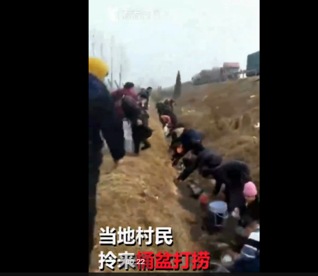 高速路油料泄露 当地村民拎桶打捞