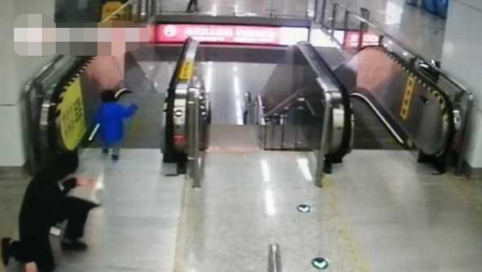 惊险!幼童跑向逆行扶梯 地铁女员工奋力一扑成功救回