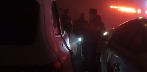 小偷车里行窃被困 无奈报警求救