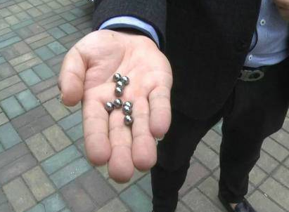 小区铺面遭钢珠袭 银行防弹玻璃被打凹!