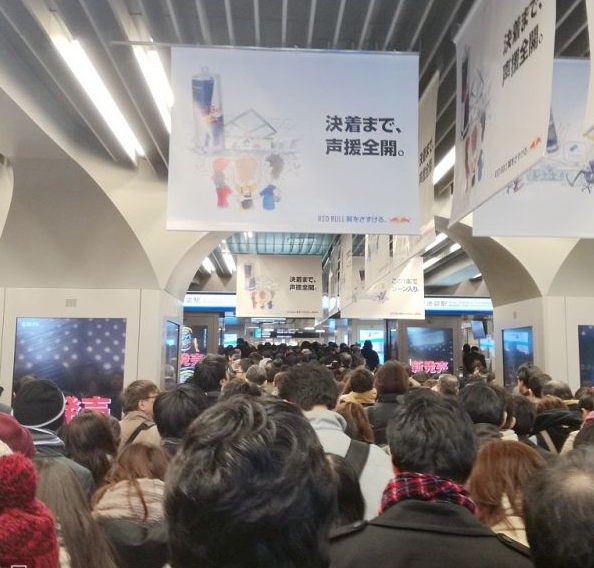 东京大雪交通混乱 车站挤满人群