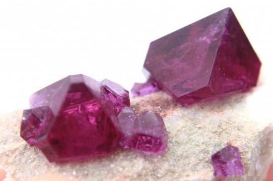 紫色宝石塔菲石：比钻石还稀有的宝石