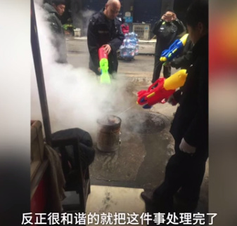 城管玩具水枪执法 浇灭路边摊贩火炉