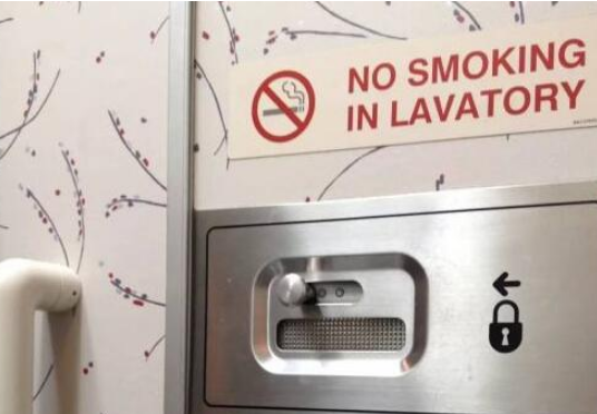 中国游客飞机厕所抽烟被罚近万元!