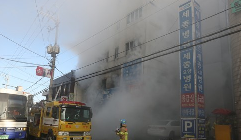 韩国密阳医院火灾 目前已造成31遇难