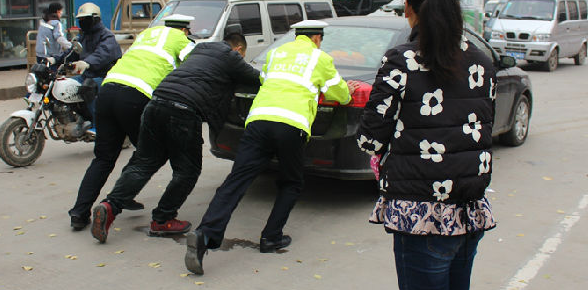 交警帮新郎推车