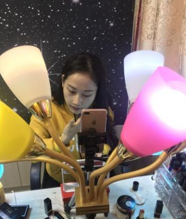 辣妈直播易容术 已模仿200多位明星