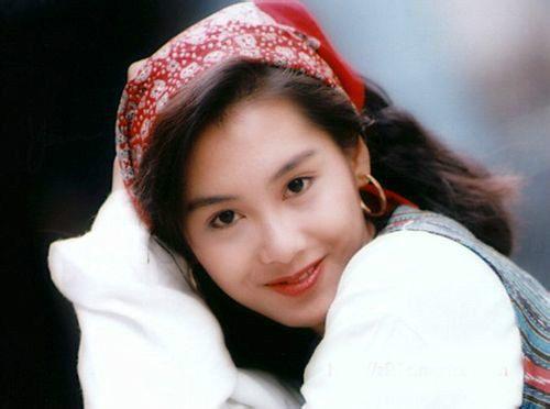 朱茵蕾丝裙秀傲人上围 膝盖上的肉有点小尴尬