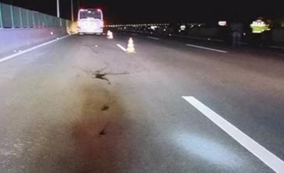 高速路惊现幽灵车 车在路面自己滑行