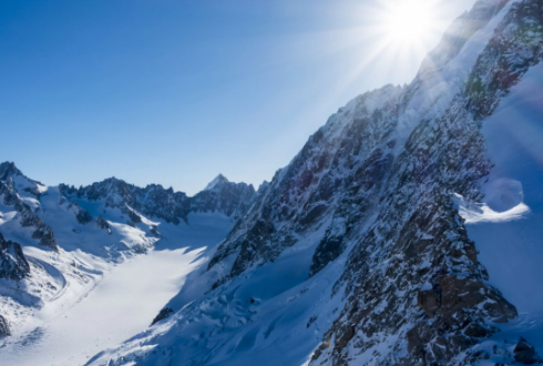 英两学生滑雪身亡 从数百米高空坠落