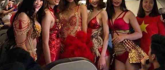 比基尼空姐迎男足 个个短衣热裤