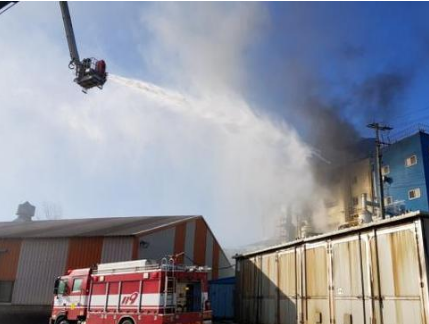 韩国钢铁工厂起火 当地已派出消防车灭火