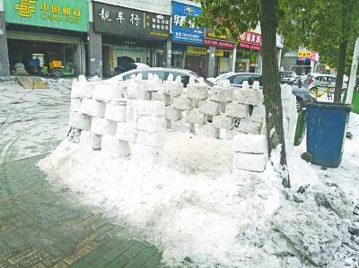 街边“冰雪城堡”有模有样