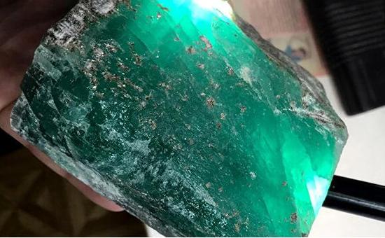 俄罗斯发现一块祖母绿原石 价值高达45万元